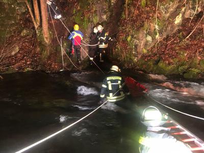 Reševalna akcija: iz ledene reke reševali pijano 14-letnico