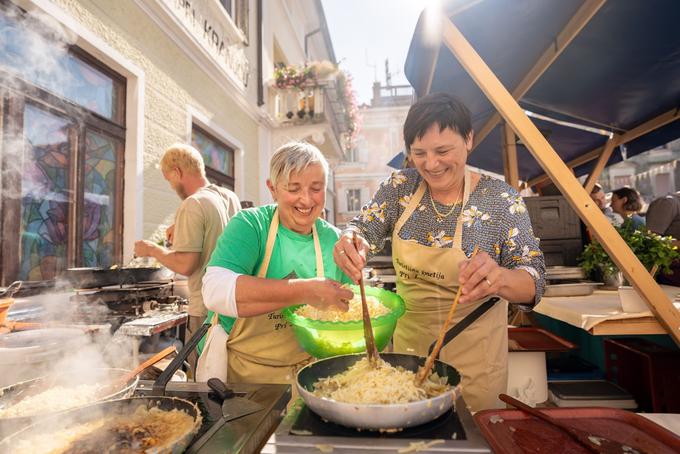 Vsak ima svoj skrivni recept za najboljšo friko. | Foto: Žiga Koren, arhiv Turizma Dolina Soče