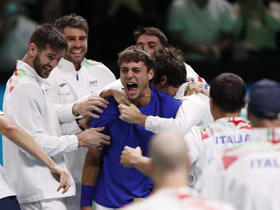 Italija kljub odsotnosti Sinnerja tretjič zapored osvojila Davisov pokal