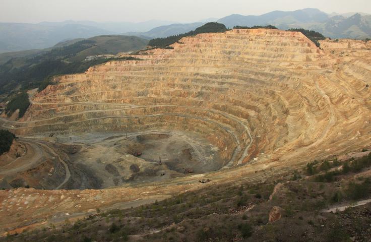 Rudnik Rosia Poieni po nekaterih ocenah leži na okrog poldrugi milijardi ton bakrene rude. | Foto: Thomas Hilmes/Wikimedia Commons