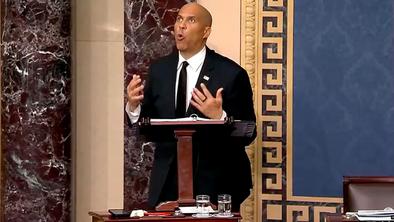 Demokratski senator Booker z neprekinjenim govorom postavil nov rekord kongresa ZDA