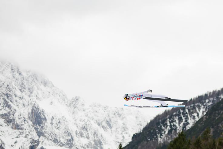 "On je skoraj edini na svetu, ki lahko še pri ekstremnih daljavah lahkotno pristane, saj smo videli, kaj je naredil v Vikersundu." | Foto: Grega Valančič