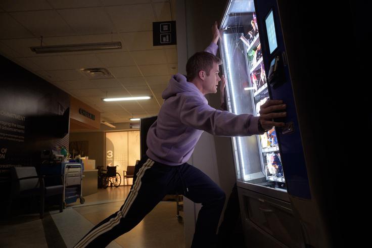 Mislite, da se bo tresenje avtomata z zataknjeno sladkarijo dobro izteklo? | Foto: Blitz Film & Video Distribution