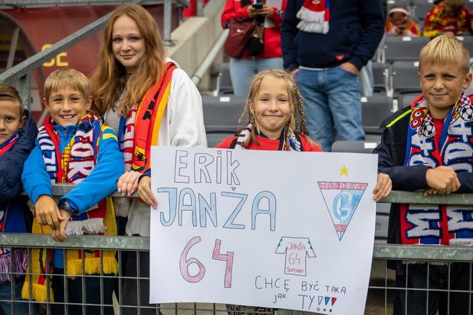 Dokaz več, kako priljubljen je kapetan Erik Janža med navijači Gornika. | Foto: Guliverimage