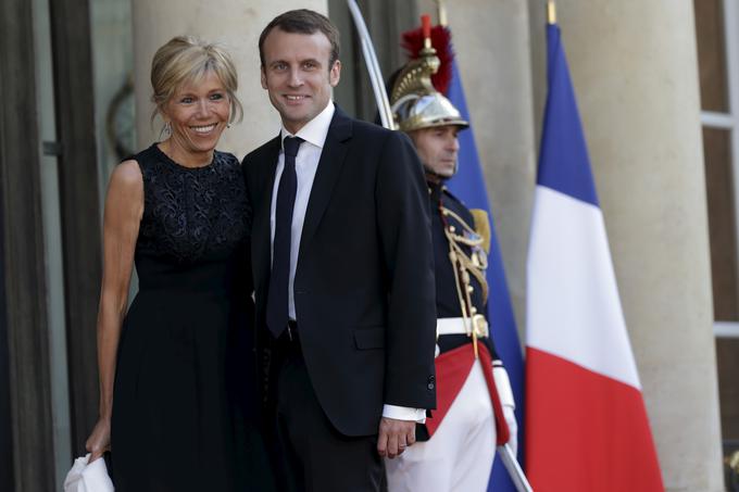 Za zdaj je najbližje Elizejski palači nekdanji socialistični minister Emmanuel Macron. Na fotografiji skupaj s svojo ženo Brigitte Trogneux. | Foto: Reuters