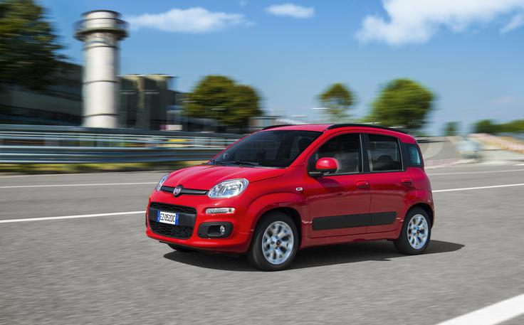 Fiat panda Poleg dacie sandero je najcenejši avtomobil v Sloveniji tudi fiat panda z 1,2-litrskim štirivaljnim motorjem. Oba avtomobila staneta od 7.990 evrov naprej. | Foto: Fiat