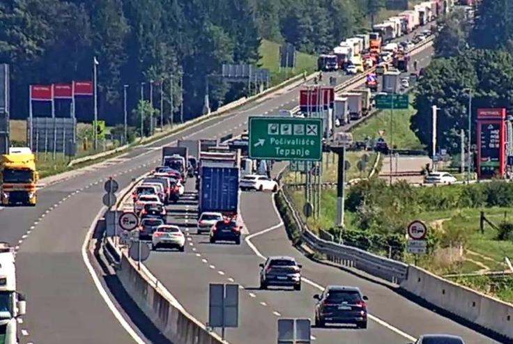 Povzročitelj nesreče, 41-letni državljan Ukrajine, je bil v nesreči lažje poškodovan. Voznik tovornjaka pa ni bil poškodovan. | Foto: Promet.si/Facebook