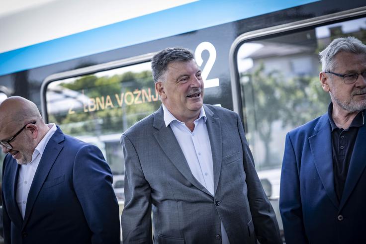 Na končni postaji prve vožnje novega potniškega vlaka Slovenskih železnic je prihod pospremil tudi dolgoletni grosupeljski župan Peter Verlič. | Foto: Ana Kovač