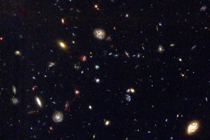 Kozmološki princip pravi, da je vesolje homogeno in izotropno, kar pomeni, da bi moral opazovalec pri pogledu v katerokoli smer večidel videti praktično enak prizor. Znanstveniki so bili prepričani, da bo Hubblovo južno globoko polje zaradi kozmološkega principa na las podobno prvencu in niso se zmotili. | Foto: Reuters