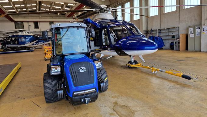Policija je po skoraj 30 letih kupila nov traktor, ki bo služil za vleko helikopterjev in delo na helikopterski ploščadi. | Foto: Policija
