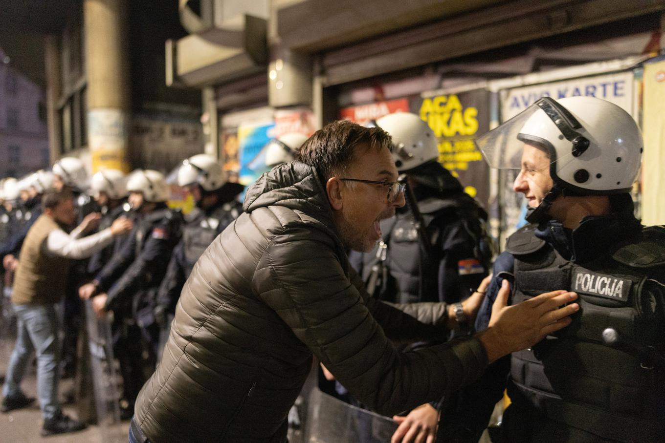 Kaotični prizori iz Beograda: policisti pred množico bežali v ščitih