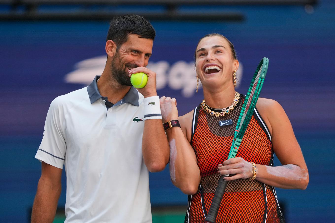 Arina sabalenka na op zda zasijala v prosojni obleki in z več kot 127 karati dragih kamnov