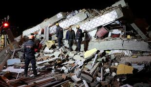 V potresu v Turčiji umrlo najmanj 22 ljudi #video