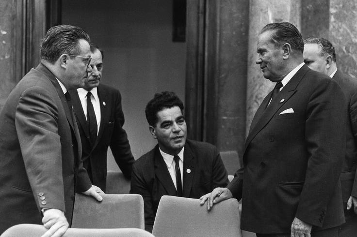 Tito in Kardelj (na fotografiji ju vidimo leta 1961 med konferenco gibanja Neuvrščenih v Beogradu) sta desetletja tesno sodelovala, čeprav se menda osebno nista prenašala. Je pa na koncu Tito sredi 60. let podprl Kardelja v boju proti Rankoviću, leta 1969 podprl zamisel o ustanovitvi teritorialne obrambe po švicarskem zgledu (Tito je omahoval, a ga je Kardelj prepričal) in dal zeleno luč za Kardeljevo ustavo iz leta 1974, ki jo imajo Srbi za vzrok propada Jugoslavije. Kardelj naj bi Tita v ustavne spremembe, ki so uvajale konfederalizem v jugoslovansko zvezno državo, privolil, ker mu je Kardeljeva ustava dala dosmrtni položaj predsednika. | Foto: Guliverimage