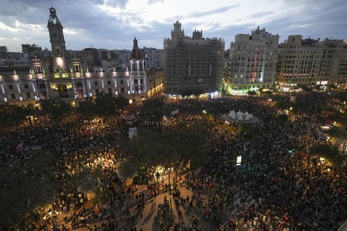 Pred mestno hišo v Valencii se je zbralo več kot sto tisoč ljudi. | Foto: Guliverimage