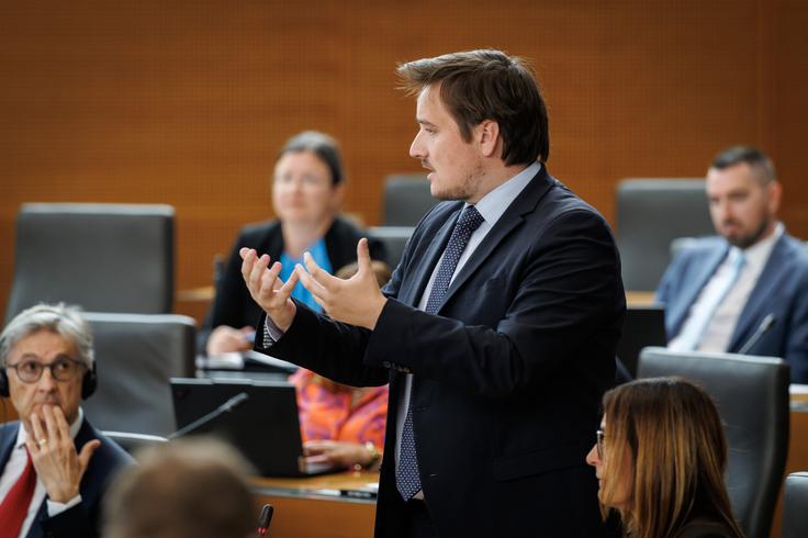 "Jaz vem, da imate vi plan in vem, da ljudje zaposleni v vaših strankah že pišejo sklep o nedopustnosti, ki ga verjetno v prihodnjih dneh pričakujem na mizi. Ampak v tistem trenutku bomo v zanimivi situaciji, ampak jaz sem prepričan, da bo ustavno sodišče moralo odločiti, da se ta referendum lahko zgodi, zato bo razprava o učinkih tega zakona trajala celo leto. Se vidimo na zakonodajnem referendumu," je dejal Žavbi. | Foto: Nebojša Tejić/STA