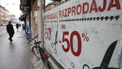 Na poletnih razprodajah večinoma več obiska kot lani