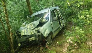 V nesreči na Dolenjskem umrl 93-letni voznik