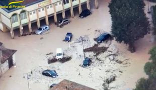 Poplave pri sosedih zahtevale smrtne žrtve: voda jih je zalila, ko so bili v avtomobilu #video