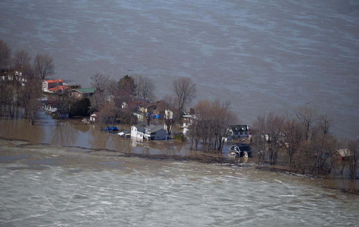 poplave Kanada Quebec Montreal | Samo v Quebecu je bilo poplavljenih že več kot 3.000 domov, dodatno pa je več kot 2.700 domov zaradi poplavljenih cest ali plazov popolnoma odrezanih od sveta. | Foto Reuters