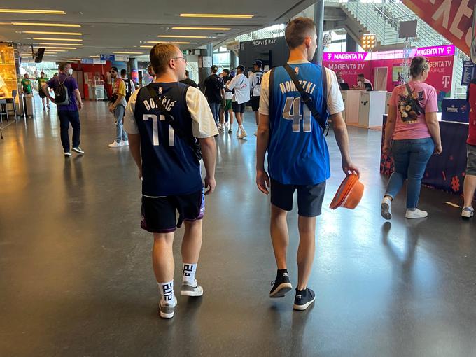Dončićeve drese nosijo številni nemški privrženci košarke. | Foto: J. L.