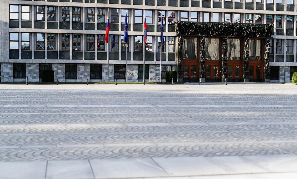 Poslanci tudi o vpisu uporabe gotovine v ustavo
