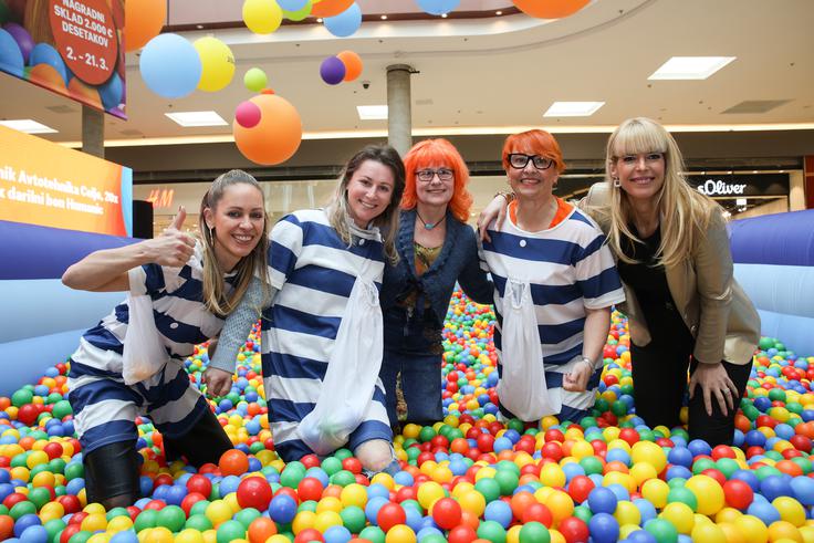  "Zgodba Citycentra Celje ne bi bila mogoča brez izjemne ekipe ljudi, ki ta prostor in vzdušje v njem soustvarja vsak dan, ter brez naših obiskovalcev, ki nam že dvajset let zaupajo. Prav njihovi ponovni obiski so Citycenter iz stavbe na obrobju mesta spremenili v pomembno stičišče regije. Ko nekdo izbere trgovino ali storitev pri naših najemnikih, hkrati podpira tudi lokalno gospodarstvo in delovna mesta," poudarja Darja Lesjak. | Foto: Citycenter Celje d.o.o.