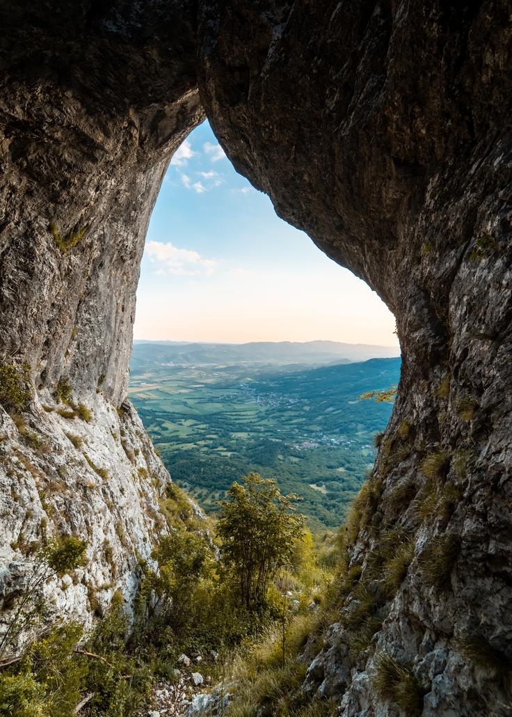 Otliško okno je naravni kamniti most na robu Trnovske planote, skozi katerega se odpre čudovit razgled na Vipavsko dolino. | Foto: Shutterstock