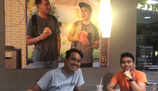 Ukanila sta McDonald's: prizor, ki mu ploska ves splet