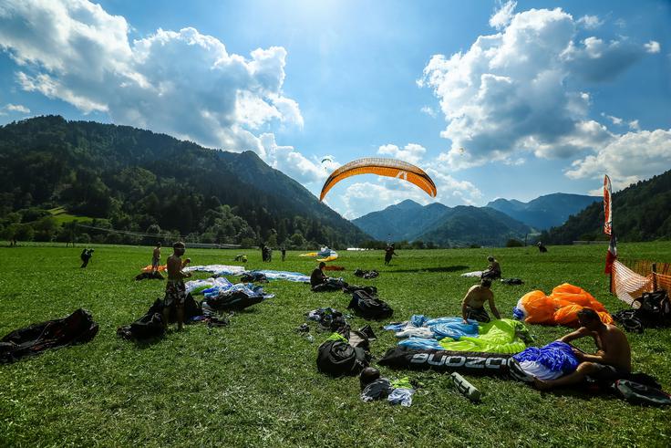 Tekmovanje v jadralnem padalstvu je pravi posladek za fotografe. Posnetek je iz Železnikov, kjer je bil cilj zadnje etape. | Foto: 