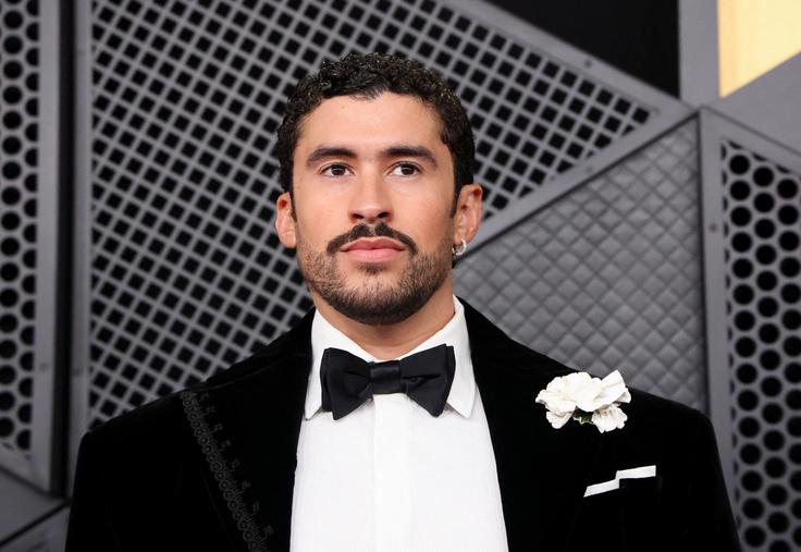 Bad Bunny je govor začel z besedami "Ice out", s čimer je mislil na vladno agencijo za priseljevanje in carine, ki preganja priseljence po ZDA. | Foto: Reuters