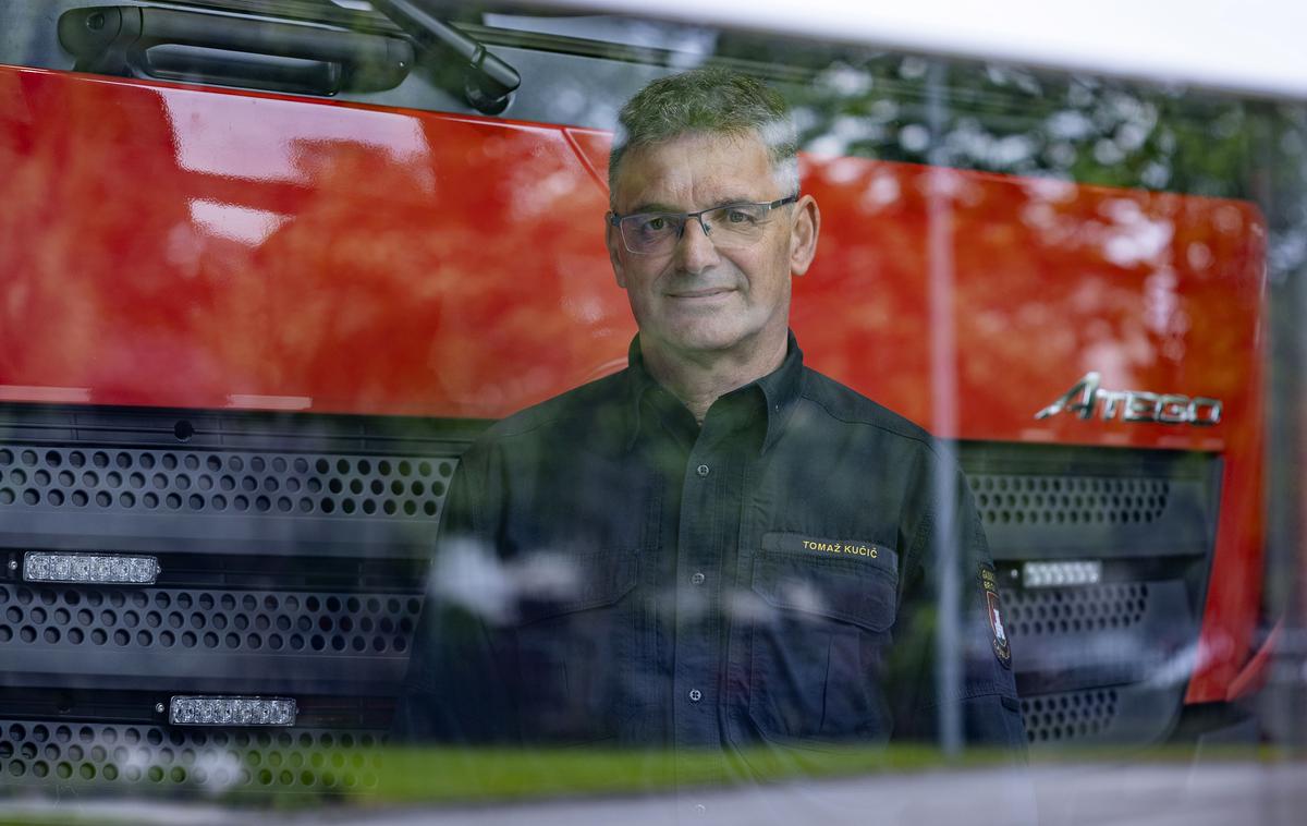 Tomaž Kaučič | "Danes so vsi kandidati za gasilce res dobro pripravljeni. Tako na primer fizične teste opravijo vsi. Povsem običajno je, da se danes kandidati na testiranje pripravljajo že mesece pred razpisom. Menim, da tudi to kaže, kako je poklic gasilca danes zaželen. Zato cenimo in spoštujemo čisto vse, ki se prijavijo," poudarja Tomaž Kučič. | Foto Ana Kovač