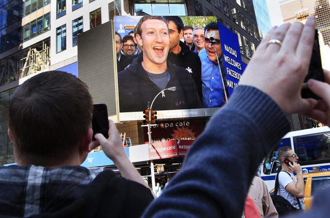 18. maj 2012: Mark Zuckerberg s sedeža podjetja Facebook v Kaliforniji pozdravi New York oziroma natančneje newyorško borzo.  | Foto: Reuters