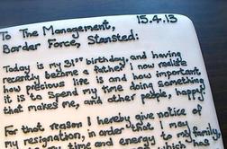 Letališki uslužbenec je svojo odpoved napisal na rojstnodnevno torto