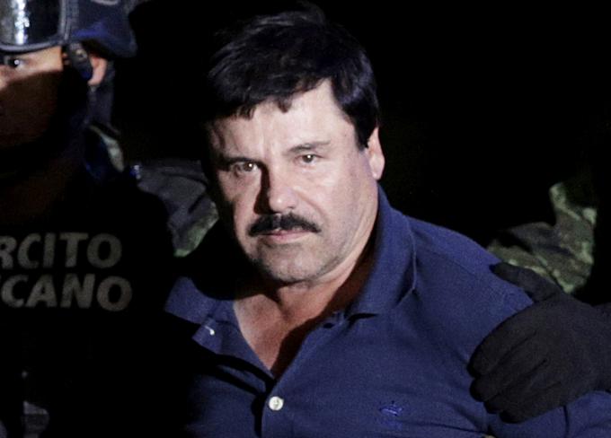 "El Chapo", ki velja za enega najvplivnejših mafijskih šefov vseh časov, je kar dvakrat pobegnil iz pripora, leta 2016 pa so ga vendarle ujeli in leto pozneje predali ZDA, kjer je februarja na sodišču izgubil in bo najverjetneje obsojen na dosmrtno zaporno kazen brez možnosti predčasnega izpusta. | Foto: Reuters