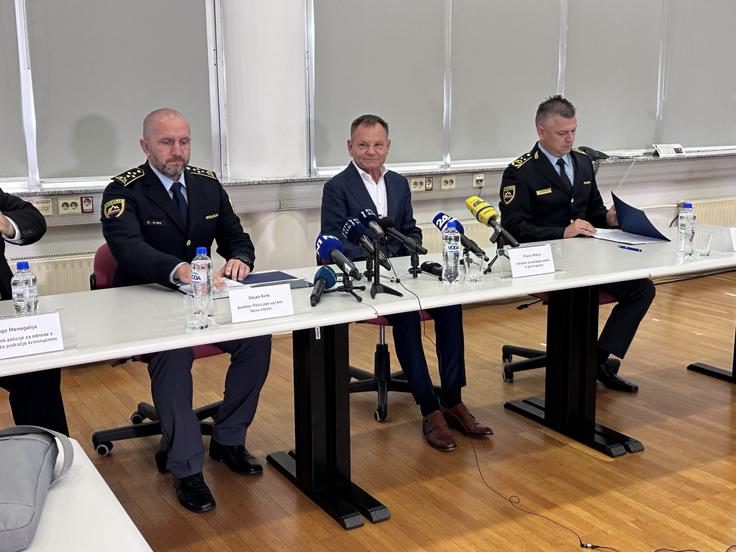 Novinarska konferenca, na kateri so minister za notranje zadeve in javno upravo Franci Matoz, direktor Policijske uprave Novo mesto Dejan Kink in namestnik generalnega direktorja policije Donald Rus predstavili sobotne aktivnosti policistov pri preiskovanju kaznivih dejanj ter iskanju oborožene in nevarne osebe na širšem območju Uršnih sel. | Foto: STA