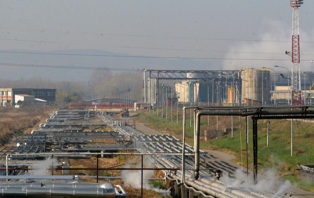 Rafinerija nafte Pančevo v Srbiji. | Rafinerija v Pančevu predela več kot 70 odstotkov naftnih derivatov za srbski trg in ima kapaciteto 4,8 milijona ton letno. Brez nje Srbija pokriva le petino potreb iz domače proizvodnje, preostalo je odvisno od uvoza. | Foto STA