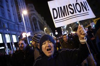 Vodja španskih socialistov Rajoya pozval k odstopu