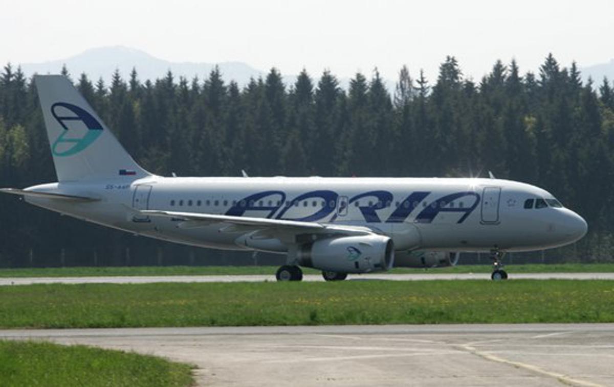 Adria Airways | Adria Airways je sicer lansko leto sklenila s 5,4 milijona evrov čiste izgube predvsem zaradi rasti cene goriva. Prihodki so se v primerjavi z letom 2016 okrepili za 1,7 odstotka in se ustavili pri 159,2 milijona evrov. Po neuradnih podatkih, ki jih navajajo mediji, naj bi z izgubo končali tudi letošnje leto, izguba pa naj bi bila ena najvišjih v zgodovini podjetja. | Foto Adria Airways