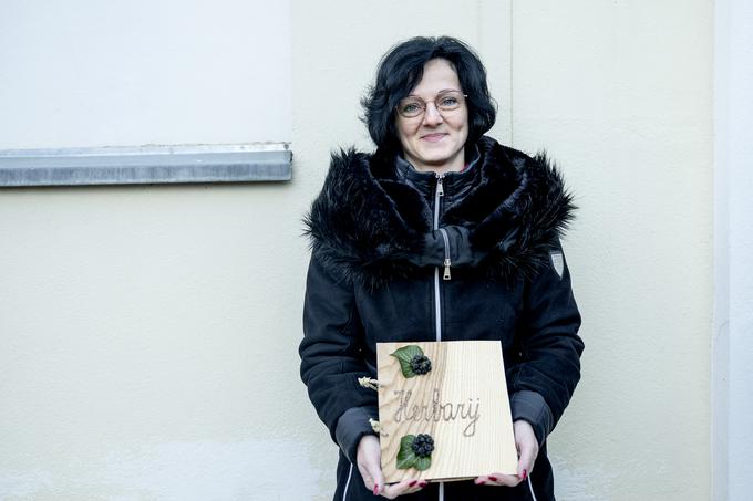 Prav posebno ljubensko potico je prinesla Saša Tostovršnik. Izdelala je herbarij, v katerem je bilo pet vrst zelenja, ki ga Ljubenci vpletejo v ljubensko potico.  | Foto: Ana Kovač