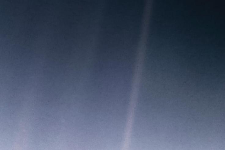 Nekoliko predelana in bolj razločna Bleda modra pika, ki jo je ameriška vesoljska agencija Nasa izdala lani ob 30. obletnici nastanka fotografije. | Foto: NASA