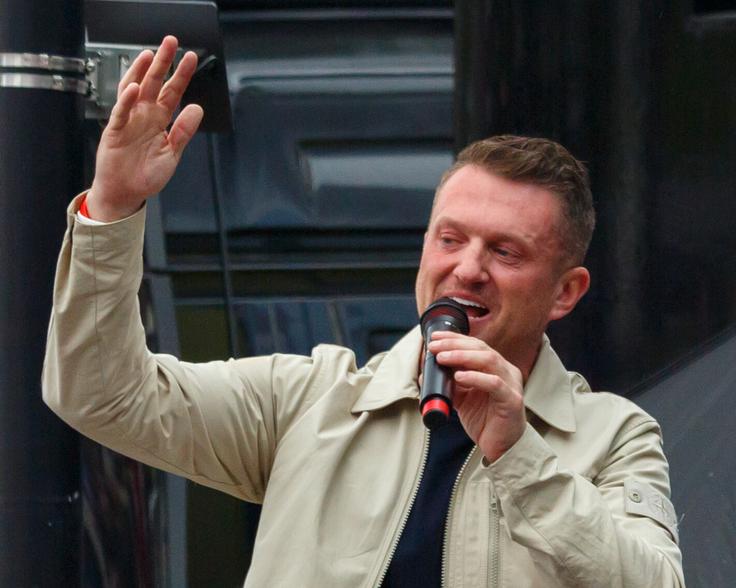 Desničarski protimigrantski aktivist Tommy Robinson ima tudi podporo Elona Muska. | Foto: Guliverimage