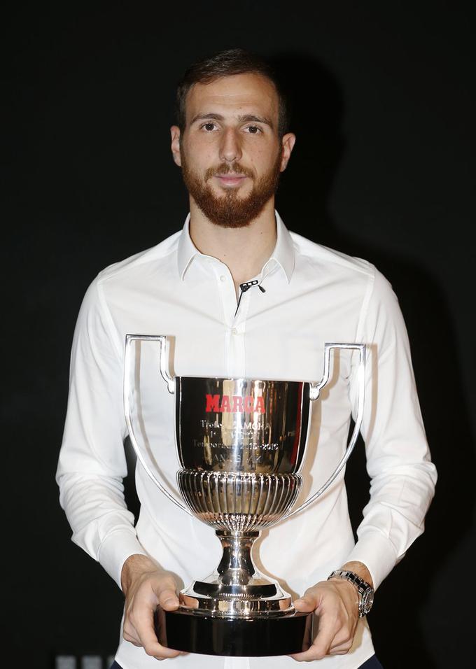 Pred kratkim je prejel nagrado zamora za najboljšega vratarja v la ligi v sezoni 2015/16. | Foto: Twitter - Voranc