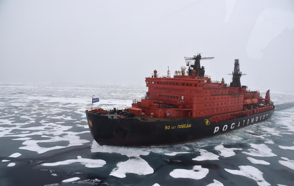 Ruski ledolomilec | Z militarizacijo Arktike si Rusija poskuša zagotoviti tudi nadzor nad ladijsko potjo, ki se razteza skozi Arktični ocean od Beringovega preliva na vzhodu do Barentsovega morja na zahodu. Na fotografiji je ruski ledolomilec na jedrski pogon. | Foto Guliverimage