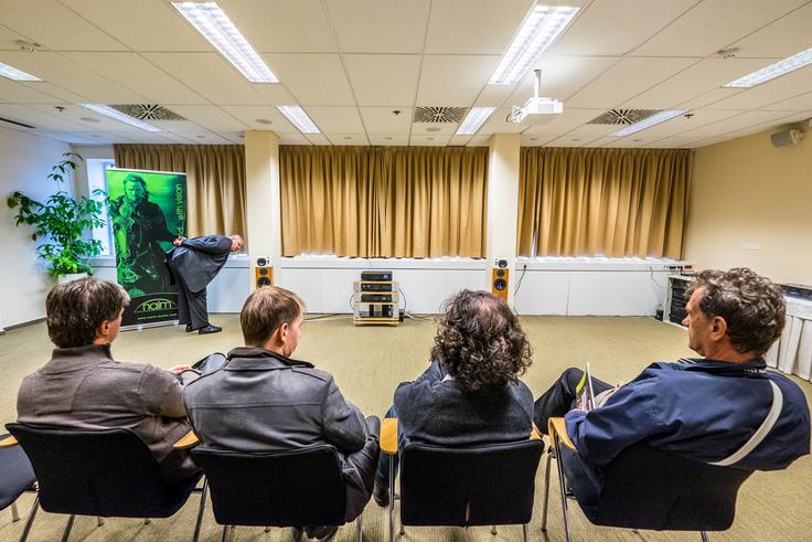 Ponavljajoč se trend sejma Audio Show Hi-Fi Ljubljana so bile sobe za poslušanje glasbe, v katere so se preobrazile konferenčne dvorane Hotela Lev. | Foto: Matjaž Štefančič