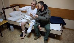 Zelenski obiskal ranjene vojake v Harkovu in se fotografiral z njimi