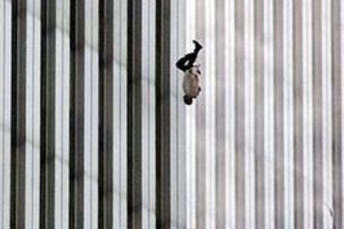 Padajoči Človek / The Falling Man | Po ocenah preiskovalcev je padec iz zgornjih nadstropij Svetovnega trgovinskega centra trajal okrog deset sekund, smrt pa je bila takojšnja. Nekateri zaposleni v WTC, ki so bili ujeli brez možnosti rešitve, so skočili tudi v parih. Newyorške oblasti njihovih smrti niso označile za samomor, temveč so jih šteli med neposredne žrtve terorističnega napada 11. septembra 2001.  | Foto Wikimedia Commons / Richard Drew