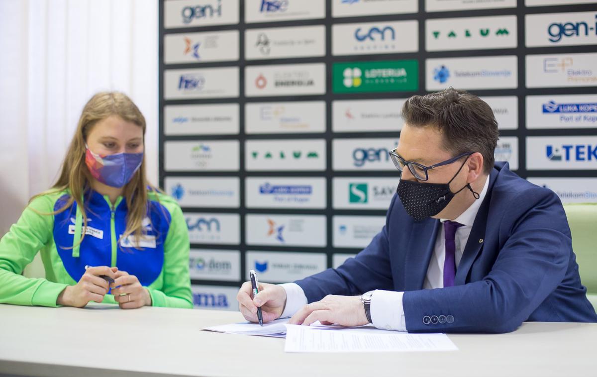Maruša Mišmaš, Roman Dobnikar | Atletska zveza Slovenije (AZS) je danes podpisala pogodbe z 41 atletinjami in atleti v skupni višini nekaj nad 300.000 evrov. | Foto Peter Kastelic/AZS