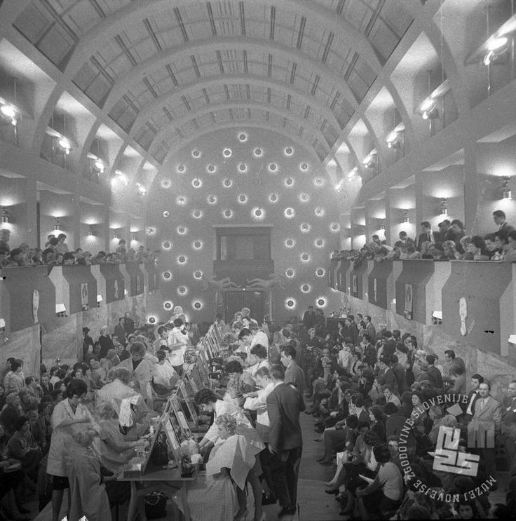 Baragovo semenišče Tekmovanje frizerjev leta 1961 v Festivalni dvorani. | Foto: Edi Šelhaus / hrani MNZS