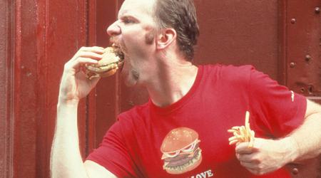 Umrl je filmar, ki je zaslovel z basanjem s hamburgerji